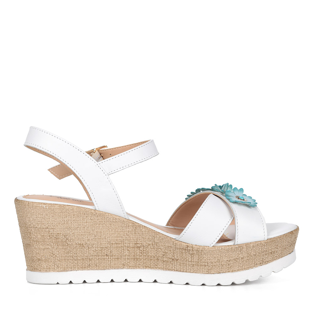 Белые босоножки на танкетке с бирюзовыми цветами Respect