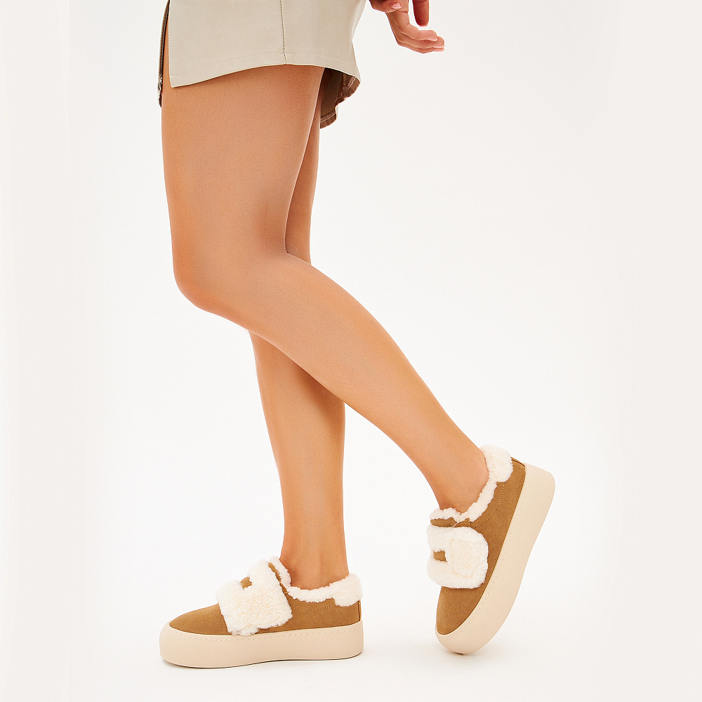 Бежевые утепленные слипоны из бархатистого велюра Respect