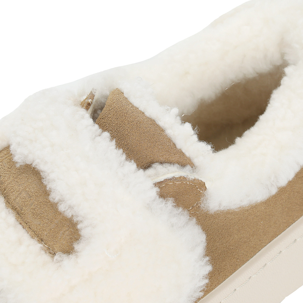 Бежевые утепленные слипоны из бархатистого велюра Respect