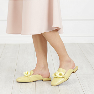 Желтые мюли с закрытой носочной частью с декором из кожи на подкладке из натуральной кожи на венском каблуке
